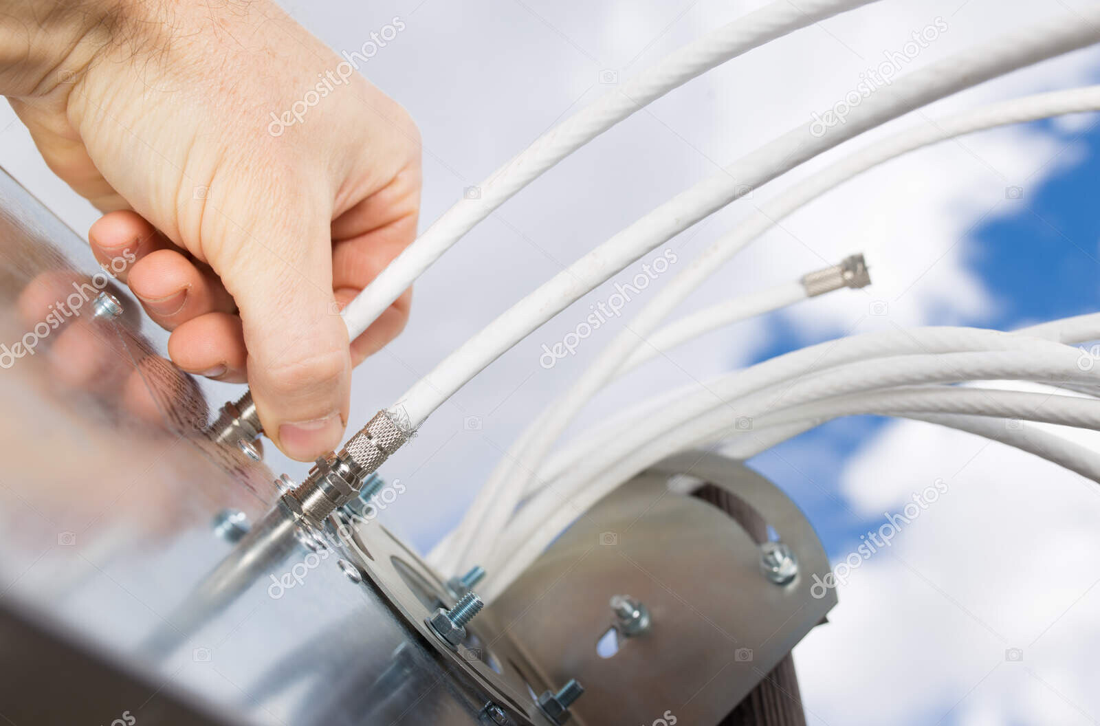 installation antenna. hand connecting cables